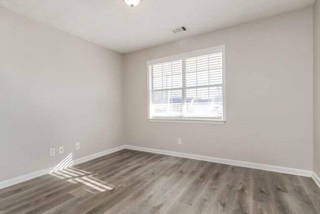 Building Photo - 221 Greenleaf Dr