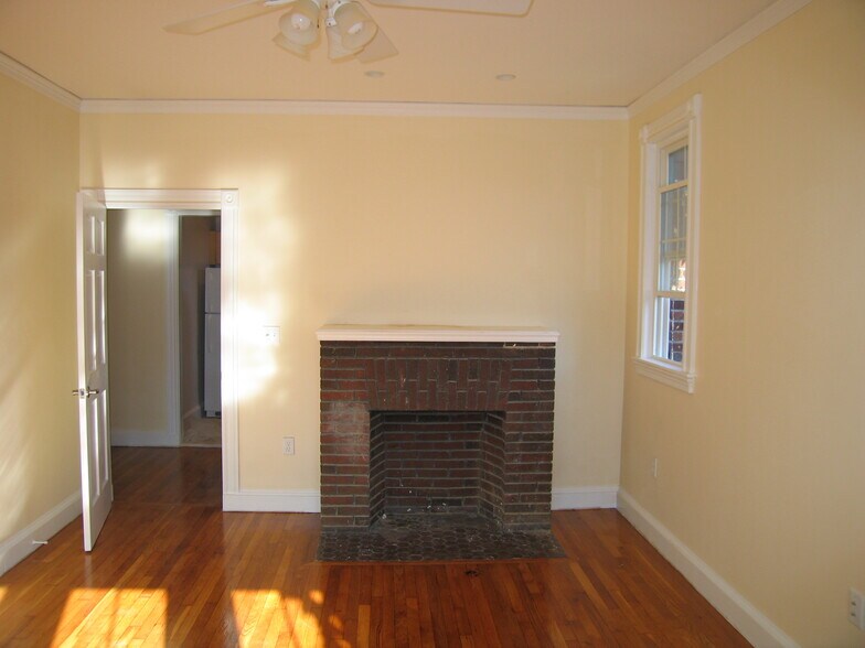 Building Photo - 16 Glenville Ave