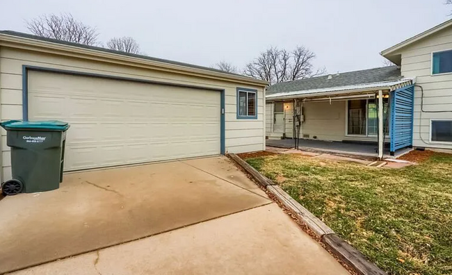 Building Photo - Charming & Spacious 5-Bedroom Home! Detach...