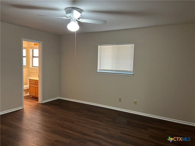 Building Photo - 624 E Elm St