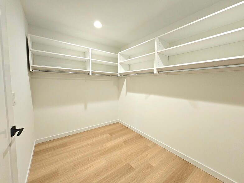 Building Photo - 922 16th Ave