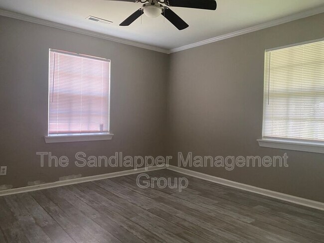 Building Photo - 1126 Mt Batten Dr