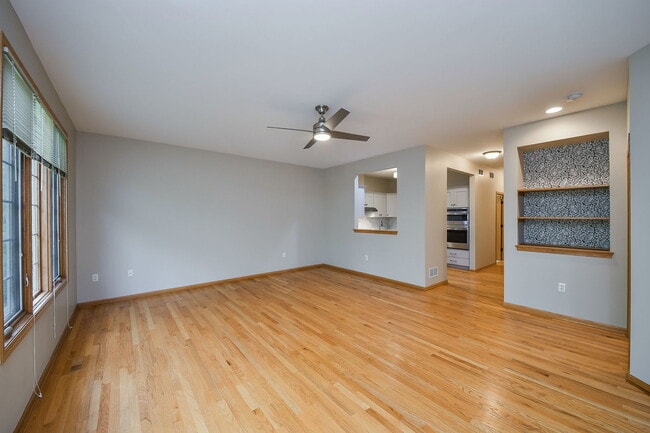 Building Photo - 385 Delnor Glen Dr