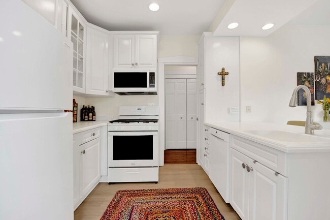 Building Photo - 554 Sheridan Square