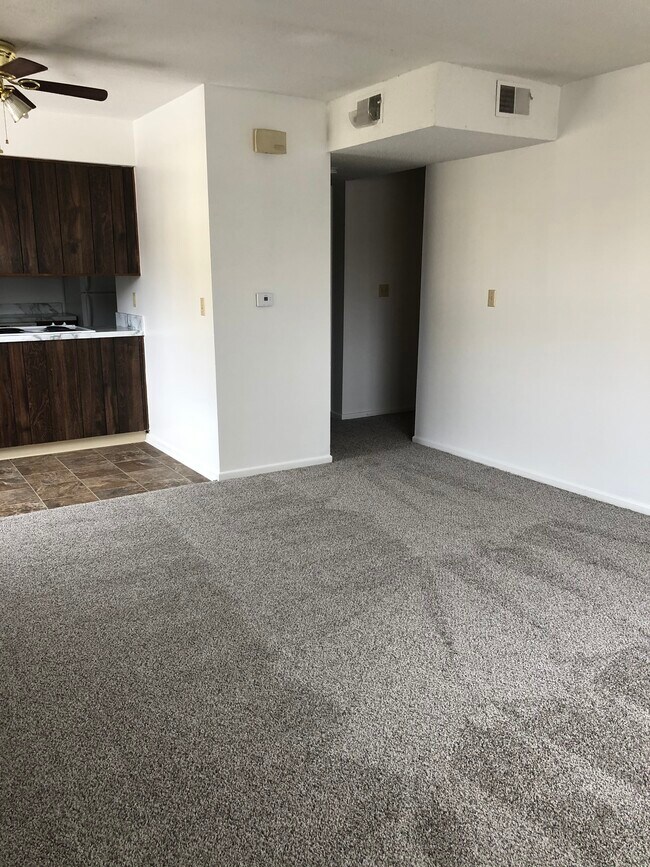 Building Photo - 2013 NW Hickory Ln