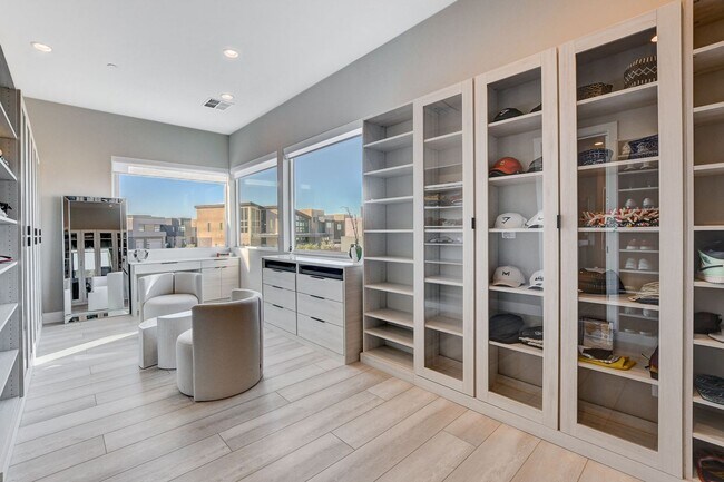 Building Photo - Mesa Ridge Luxury Oasis Feathertop