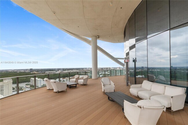 Building Photo - 15701 Collins Ave