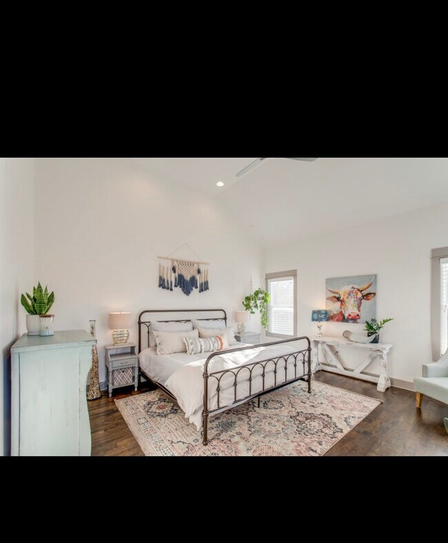 Building Photo - 2209 15th Ave N