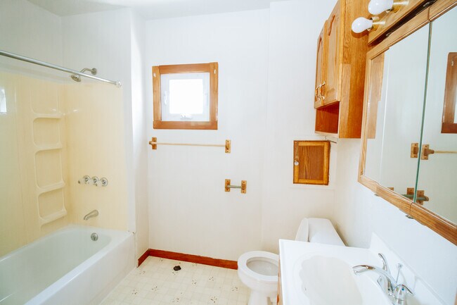 Building Photo - 3342 Jeannette Ave