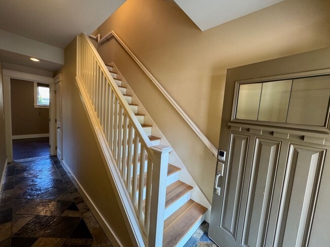 Building Photo - Cozy 3 bed 2.5 bath townhome on North Quee...