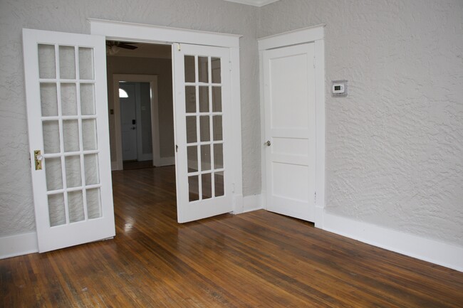 Dining Room - 855 N Willett St