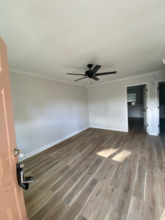 Building Photo - 1504 Oakwood Ave NE