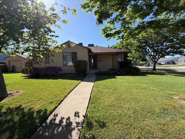 Building Photo - Charming Vintage Gem: Cozy 3-Bedroom Retreat with Timeless Style in Sacramento