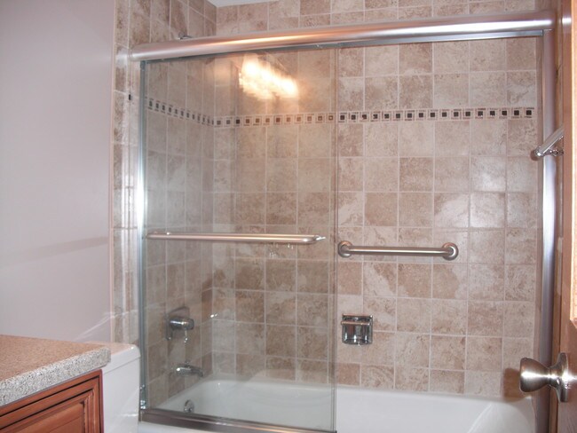 Bathroom shower - Cano Apartments