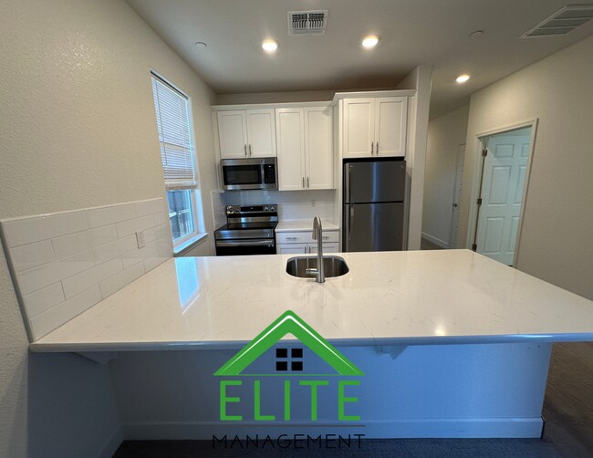 Building Photo - Spacious 5-Bedroom Home with Private In-Law Suite in Desirable Natomas Location