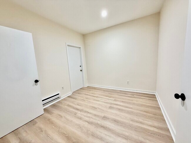 Building Photo - 452 Clementine Park