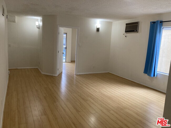 Building Photo - 1418 S Bentley Ave