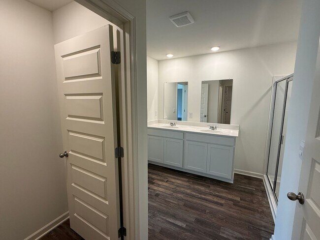 Building Photo - Caffee sub-division, very close to Mercedes plant, one level 4 Bedroom/2 Bath 1774 sqft