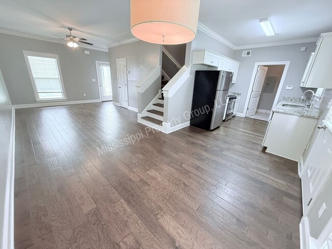 Building Photo - 4BR/4.5BA Stand Alone Unit For Rent