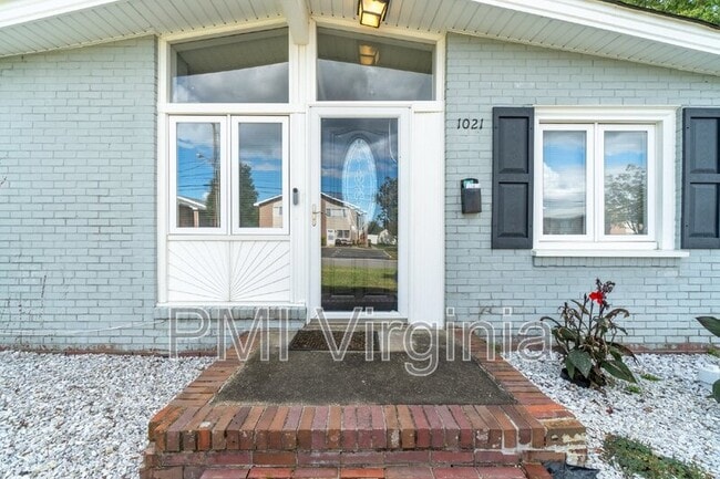 Building Photo - 1021 Mineola Dr