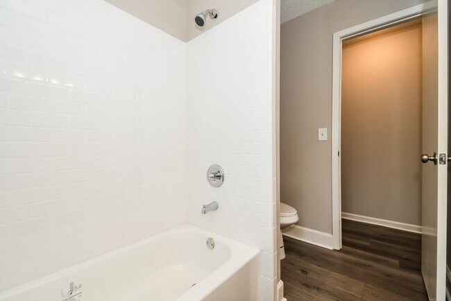 Building Photo - 3303 Hampstead Dr