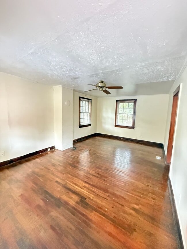 Building Photo - Downstairs Duplex 1 Bedroom, 1 Bath – Avai...