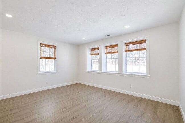 Building Photo - 261 Main St