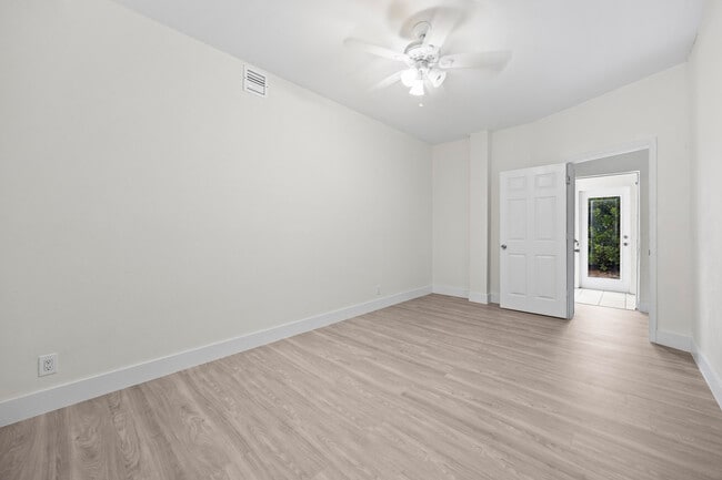 Building Photo - 1828 N Palmway