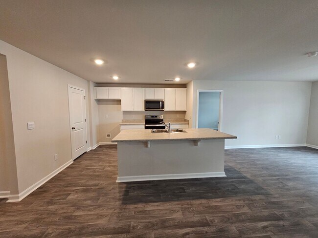 Building Photo - Move in Ready...Start Packing