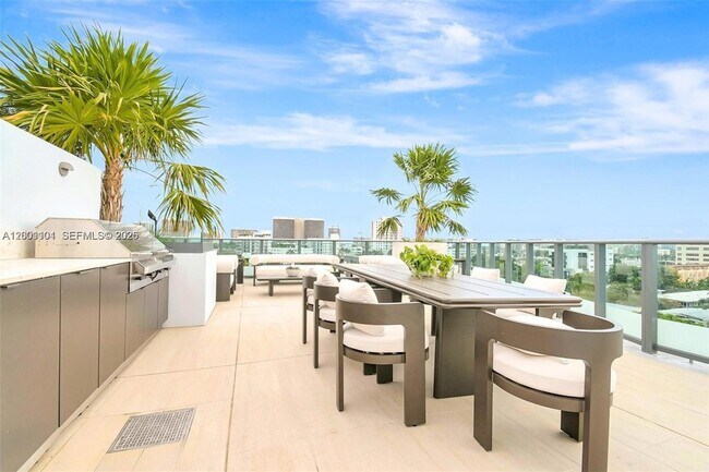 Building Photo - 9901 W Bay Harbor Dr