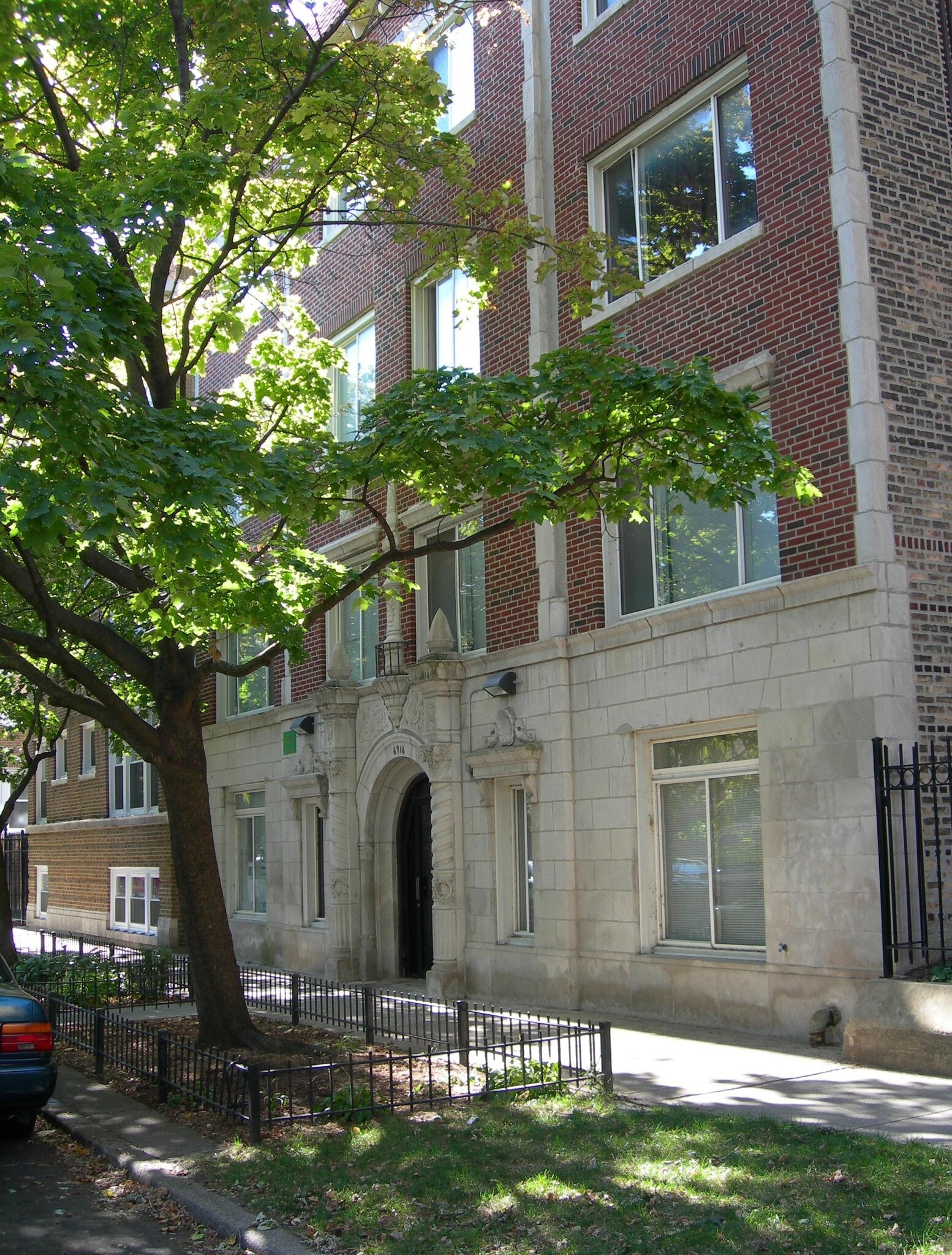 Building Photo - 6913 N Lakewood Ave