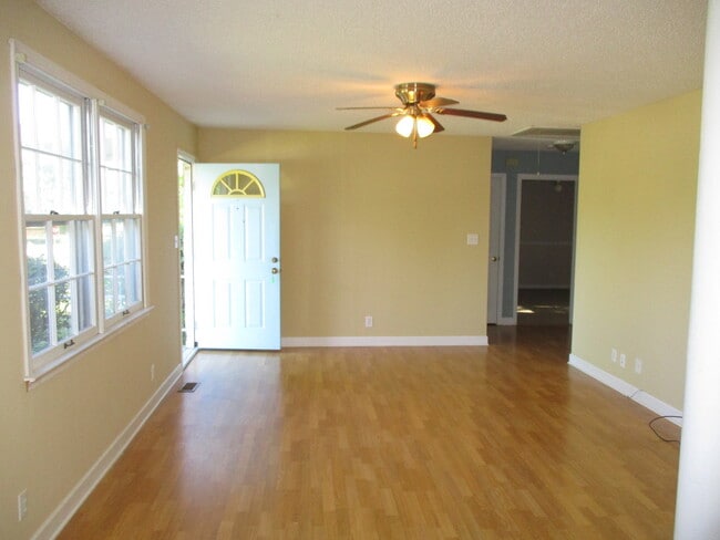 Building Photo - 3 Bedroom Pet Friendly Home For Rent!