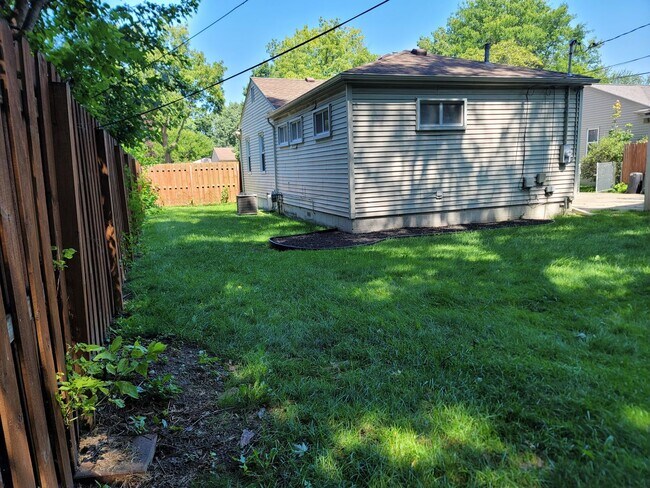 Building Photo - Spacious 3-bedroom, 2-full Bath Ranch