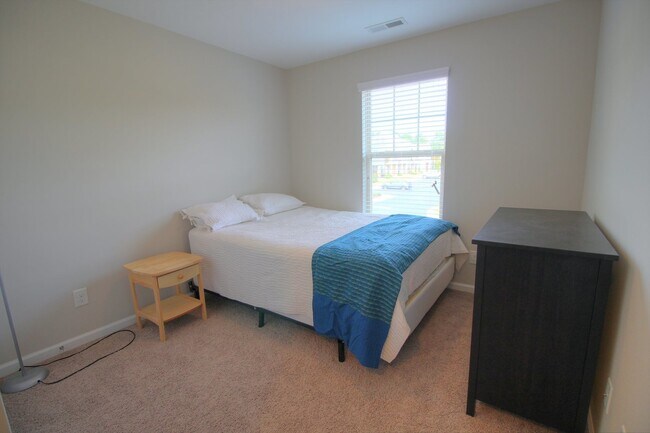 Building Photo - Lovely 3 Bedroom Townhome Minutes to Duke ...