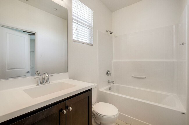 Building Photo - 3 bedroom and 4 bath home available in Otay Mesa