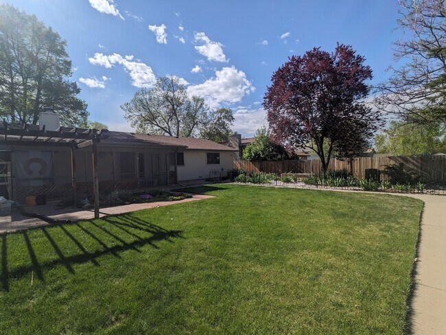 Building Photo - Beautiful open floorplan - 3 Bedroom/ 2 Bath - HUGE fenced backyard