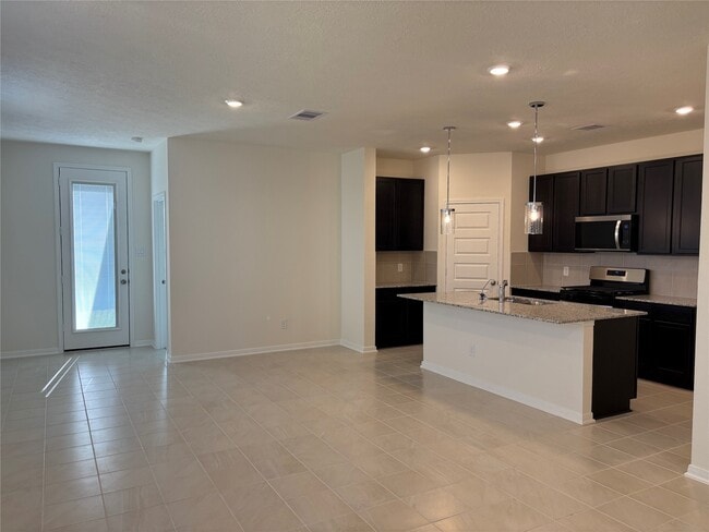 Building Photo - 4872 Sun Fls Dr