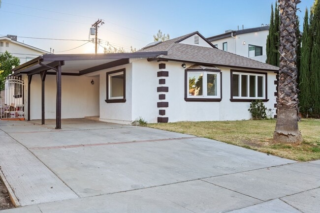 Building Photo - 5137 Chimineas Ave