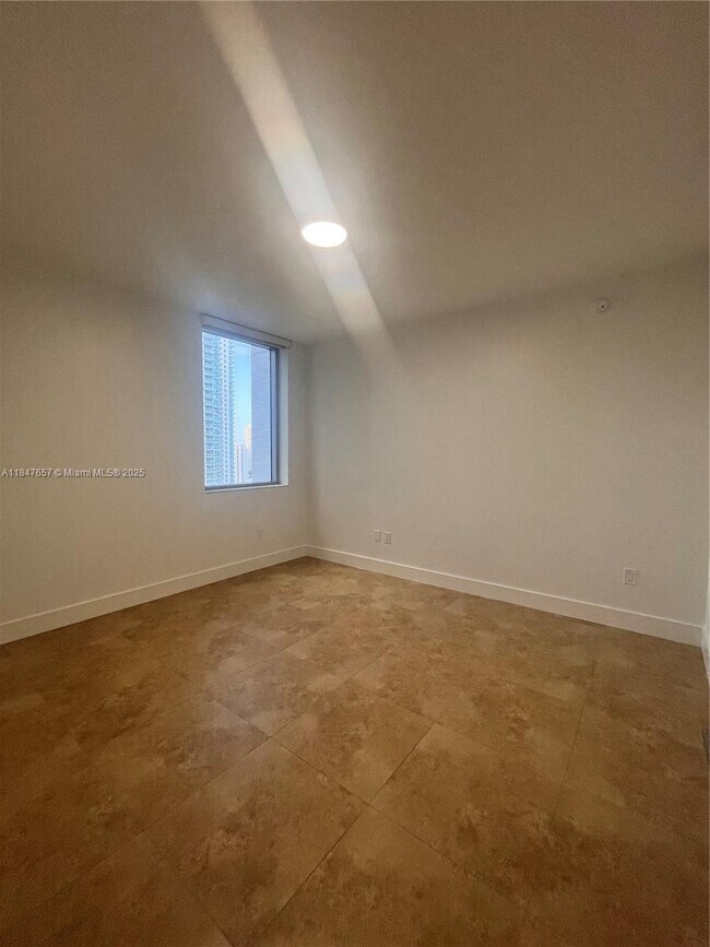Building Photo - 1060 Brickell Ave