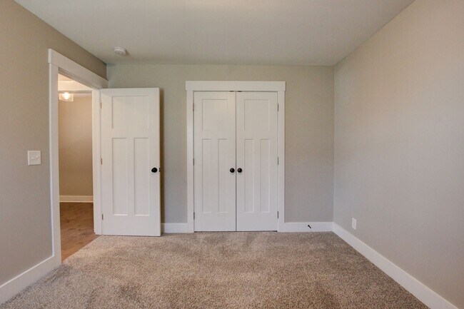 Building Photo - Fresh and Clean 3 bed/2 bath minutes from Exit 8.  Show Stopper!