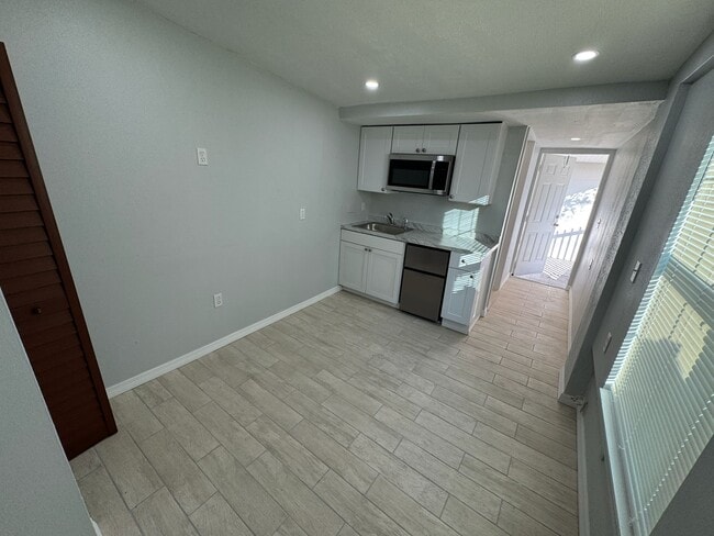 Building Photo - 911 NW 62 Ave