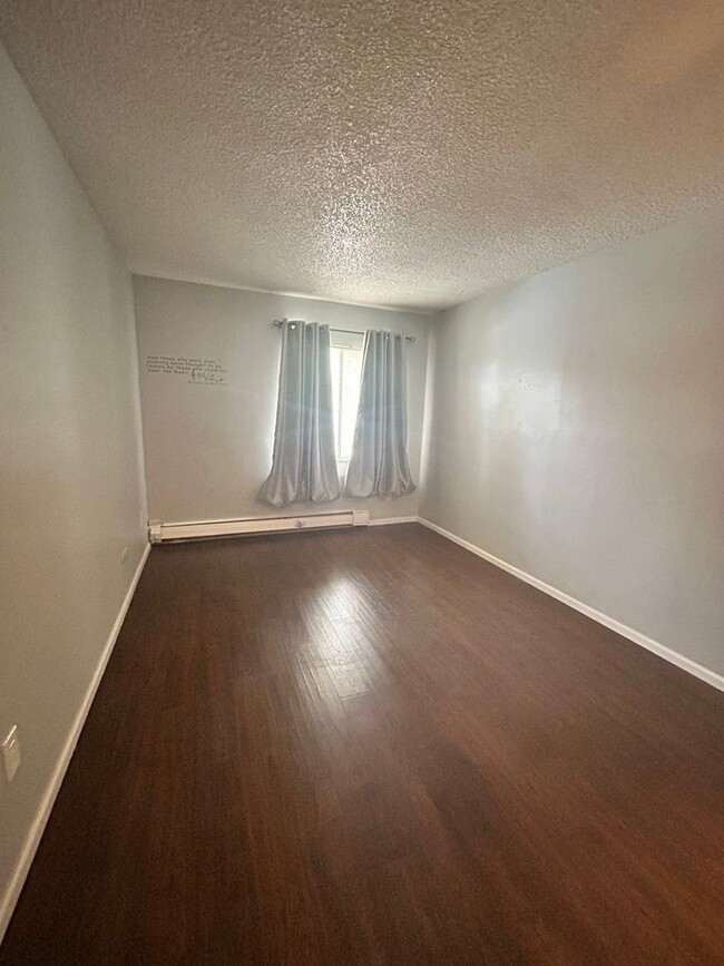 Building Photo - 1 Bedroom Condo with Reserved Underground ...