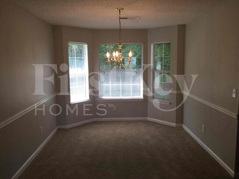 Building Photo - 5243 Round Table Dr