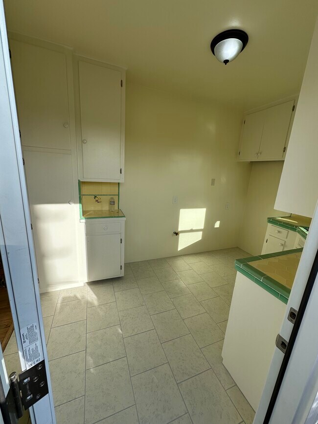 Building Photo - 914 E 68th St