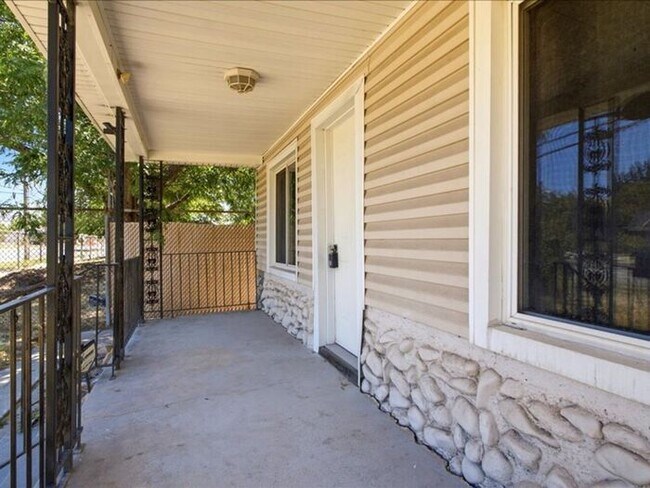 Building Photo - Poplar Grove 2 bedroom 1 bath, fenced