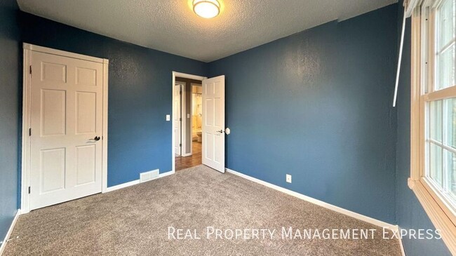 Building Photo - 3 Bedroom 1 Bathroom Single Family Home ne...