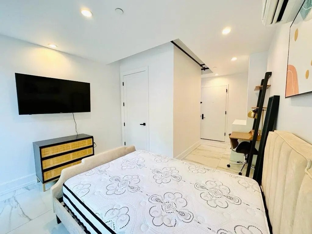 Building Photo - Furnished room/NOT APARTMENT