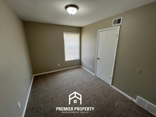 Building Photo - NEWLY RENOVATED 3BR/2BA in Easthaven | Modern Fireplace & Formal Dining