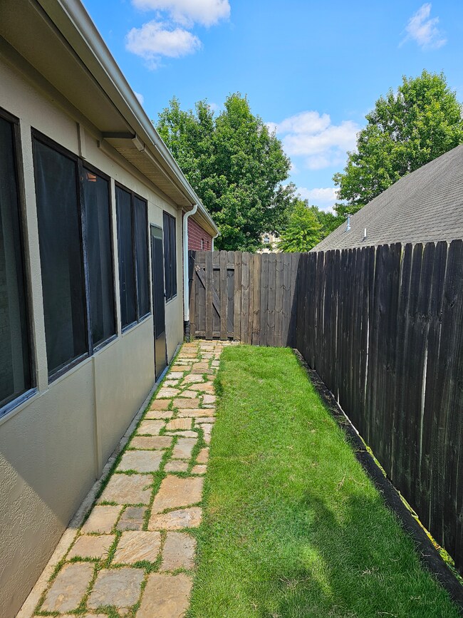 Building Photo - 200 Oxmoor Pl