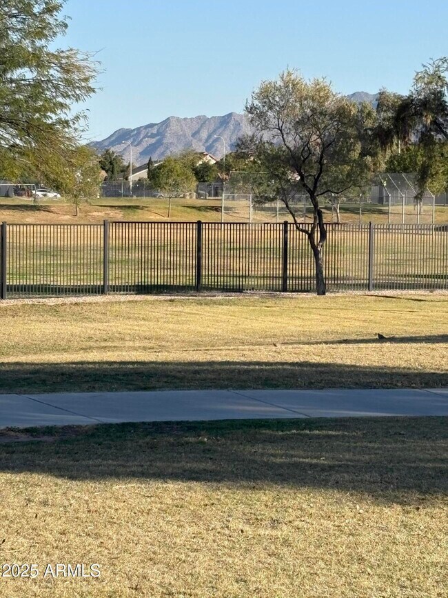 Building Photo - 2401 E Peach Tree Dr